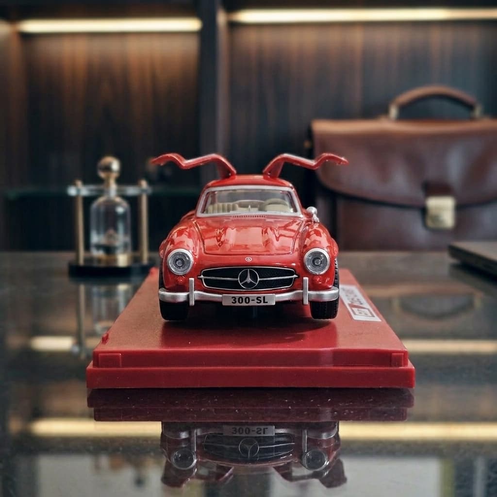 1:32 Scale Die-Cast Alloy Mercedes Model Car with Light & Sound